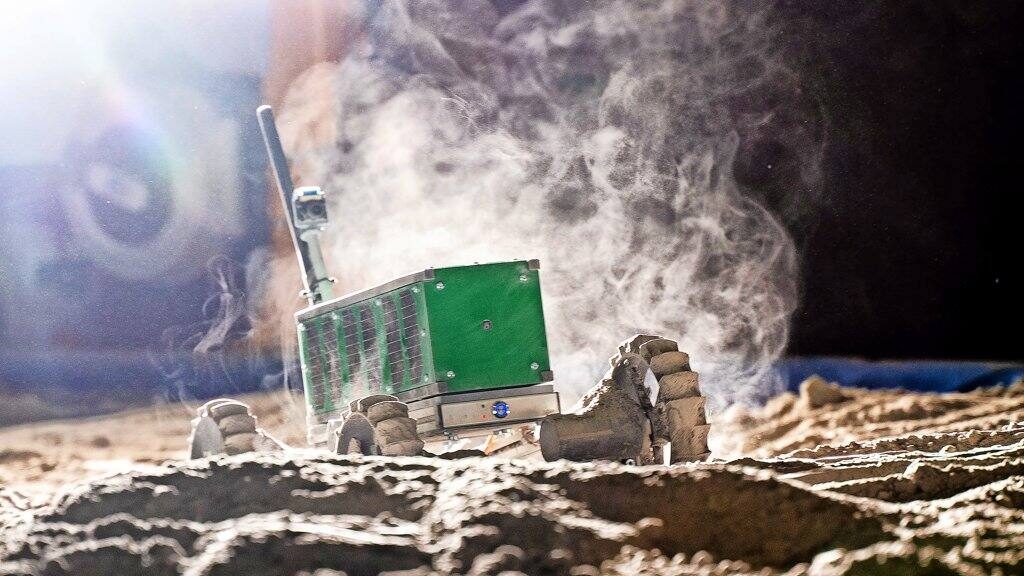 Moon rover in the test environment (lunar bed)