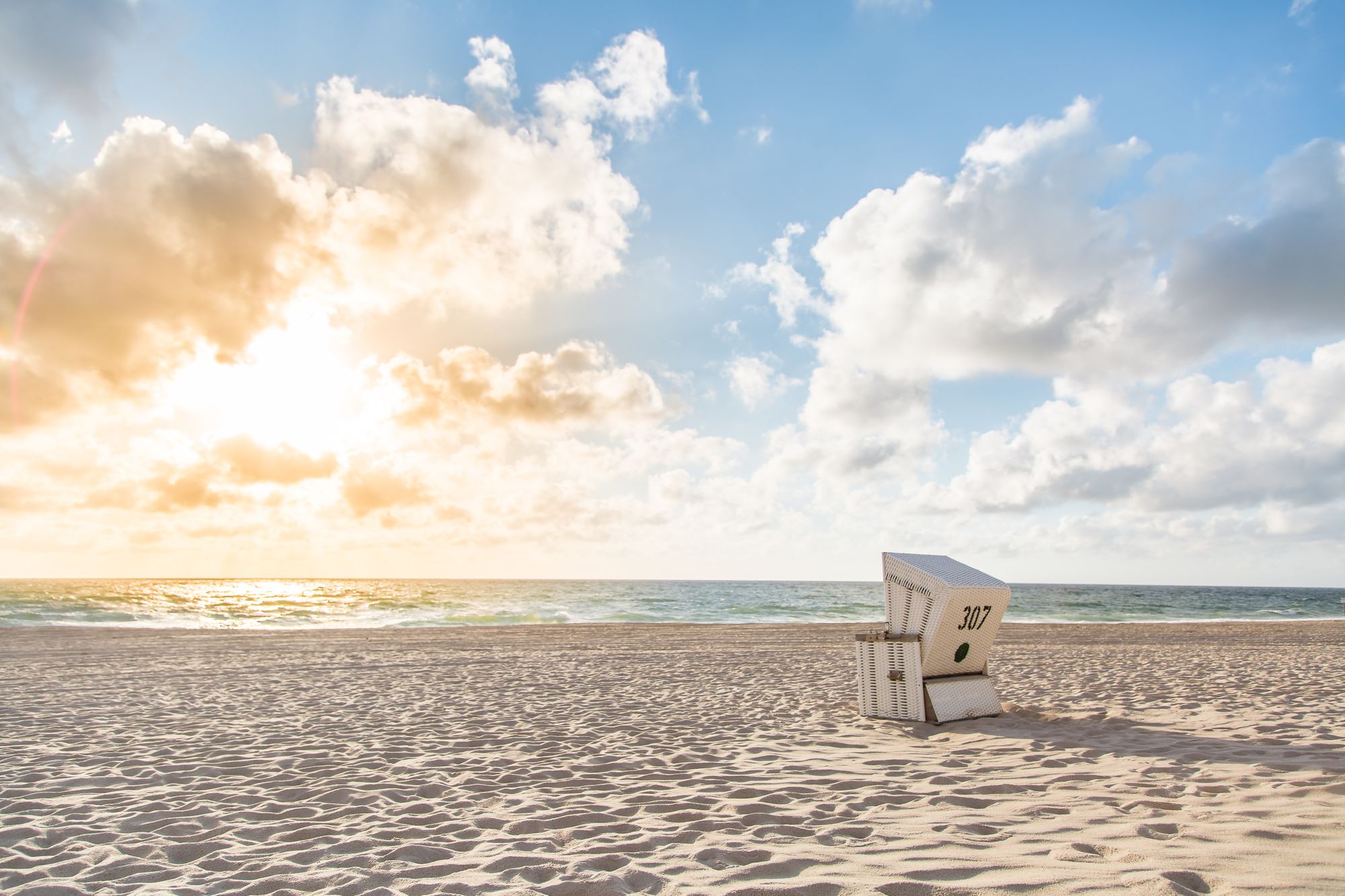 Einzelner Strandkorb im Abendlicht an der Ostsee