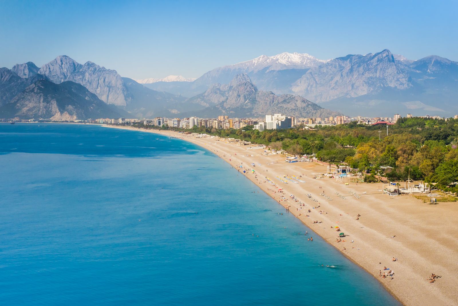 Strand von Antalya mit dem Taurusgebirge