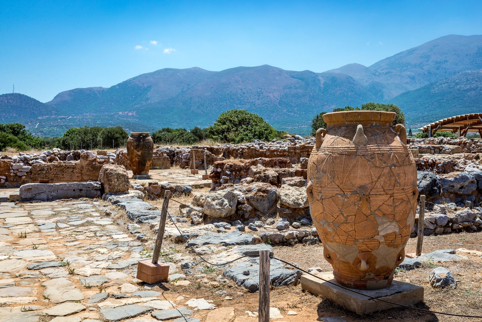 Antike Ausgrabungsstätte auf Kreta mit Amphore