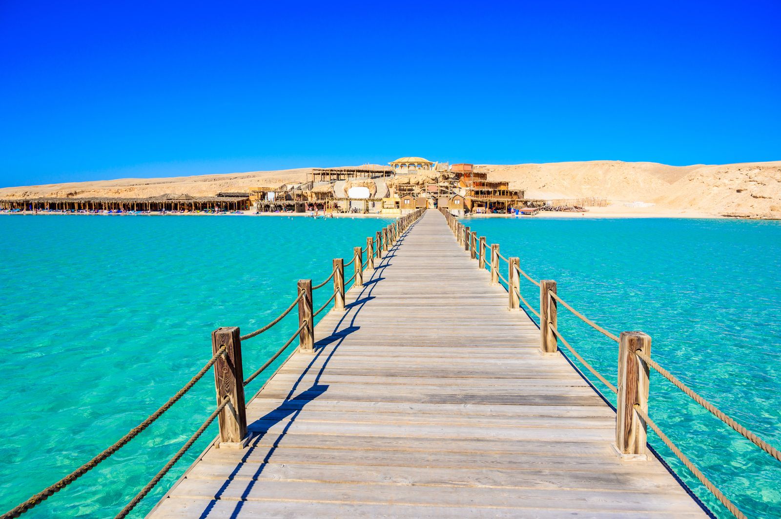 Steg über das türkisfarbene Rote Meer bei Hurghada
