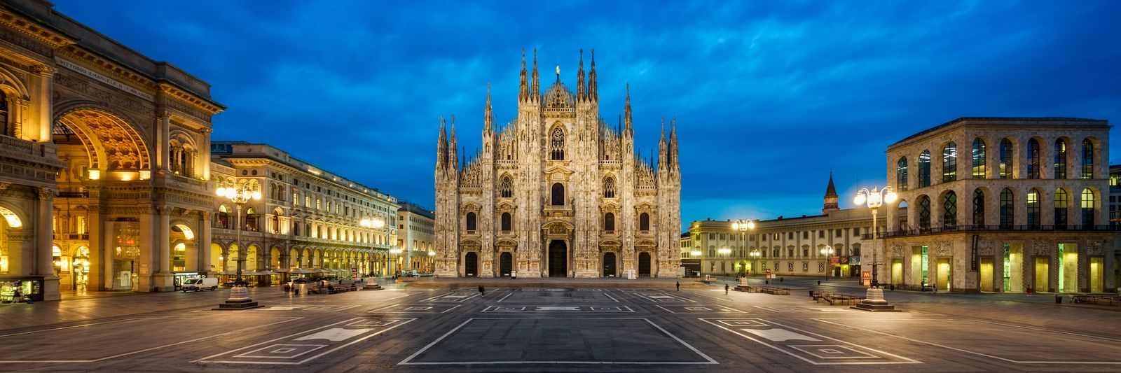 Mailänder Dom auf der Piazza del Duomo zur blauen Stunde
